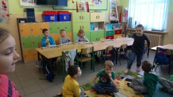 Drugoklasiści z wizytą u przedszkolaków