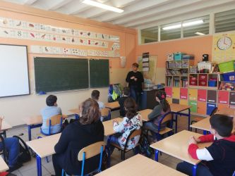 Asystent rodziny i specjalista pracy socjalnej na spotkaniu w klasie IV w ramach doradztwa zawodowego